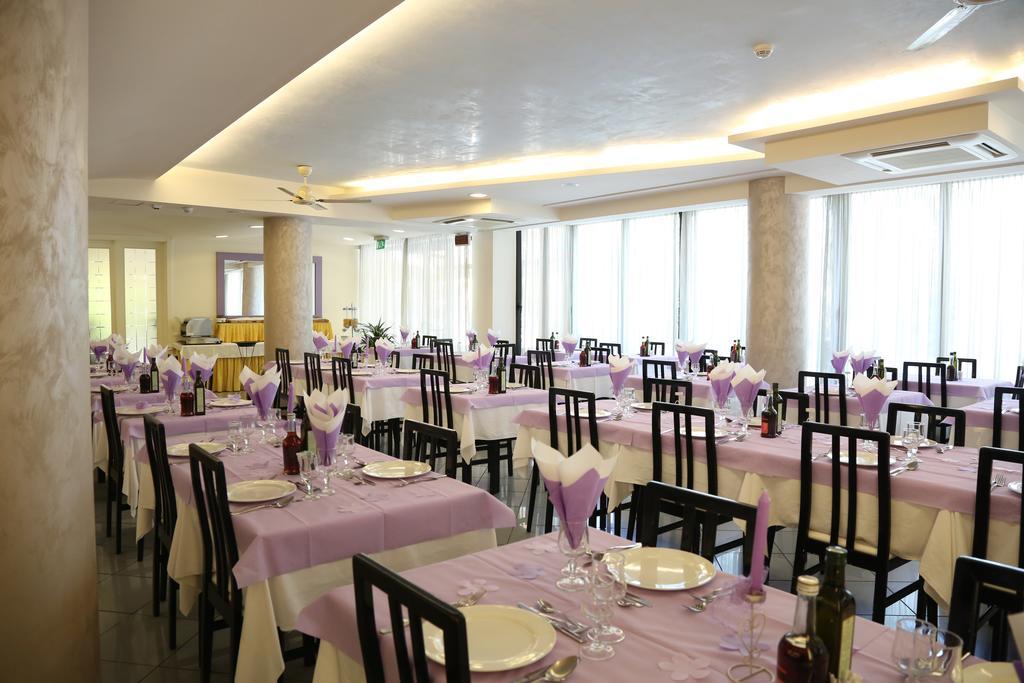 Hotel Ambra 체제나티코 외부 사진